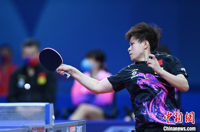 帮助她跻身 帮助她跻身