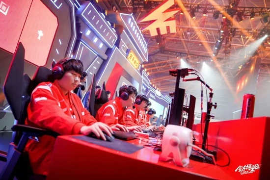 在迪厅门口和球迷推搡争吵，皇社攻击手贝克尔社媒致歉