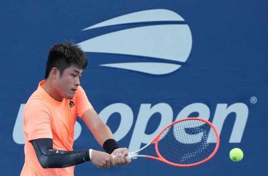 老詹赛后和库里、格林交流交流.