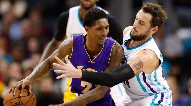 3-1！步行者擒雄鹿获赛点特纳29+9米豆空砍25分